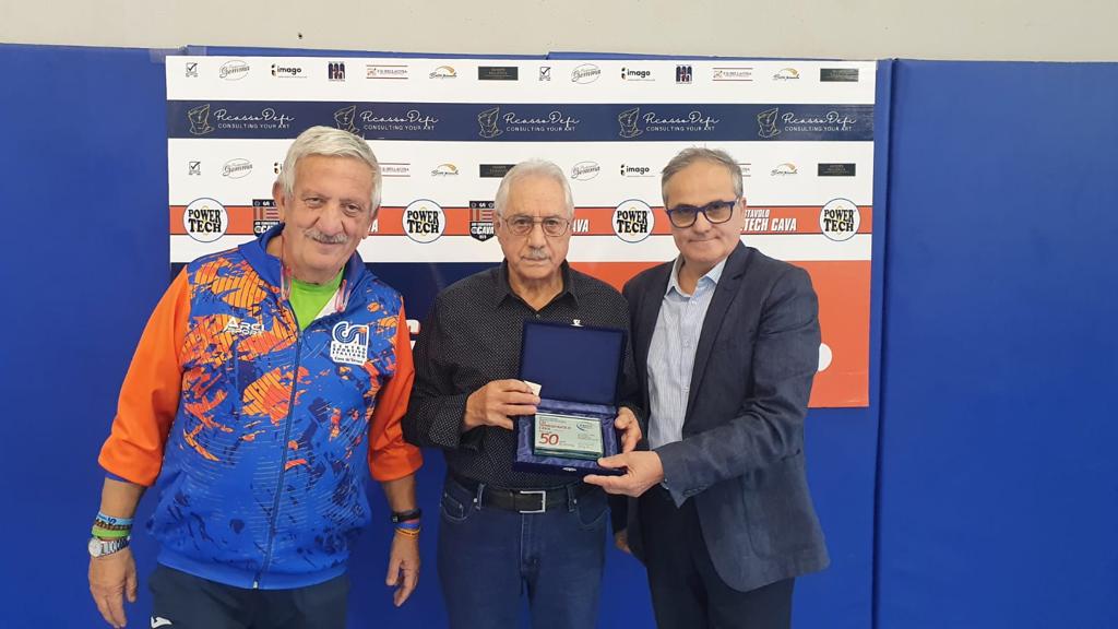 Renato Di Napoli consegna a Raffaele Della Monica la targa per i 50 anni del CSI TT Cava