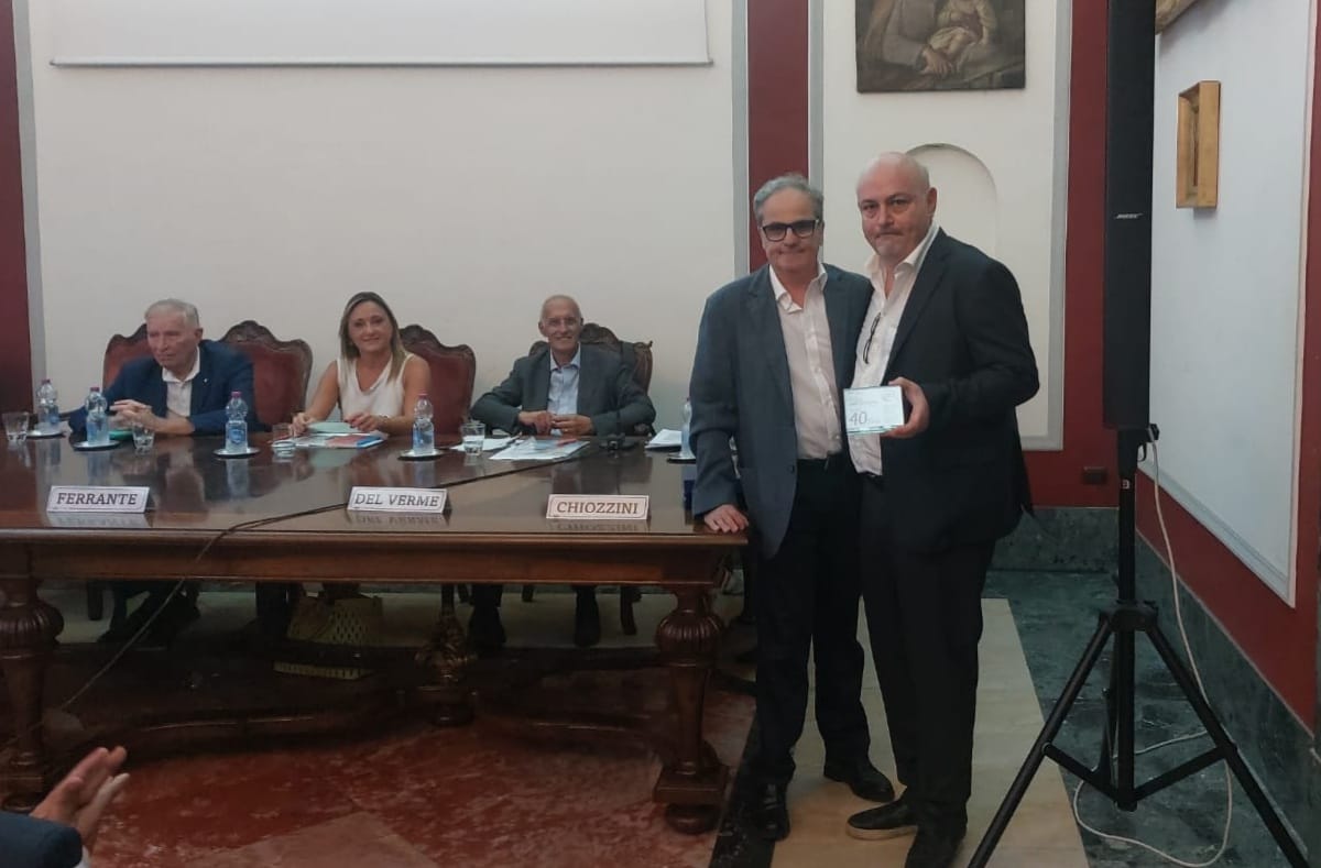 SantEspedito Renato Di Napoli consegna la targa a Paolo Persico per i 40 anni di attività