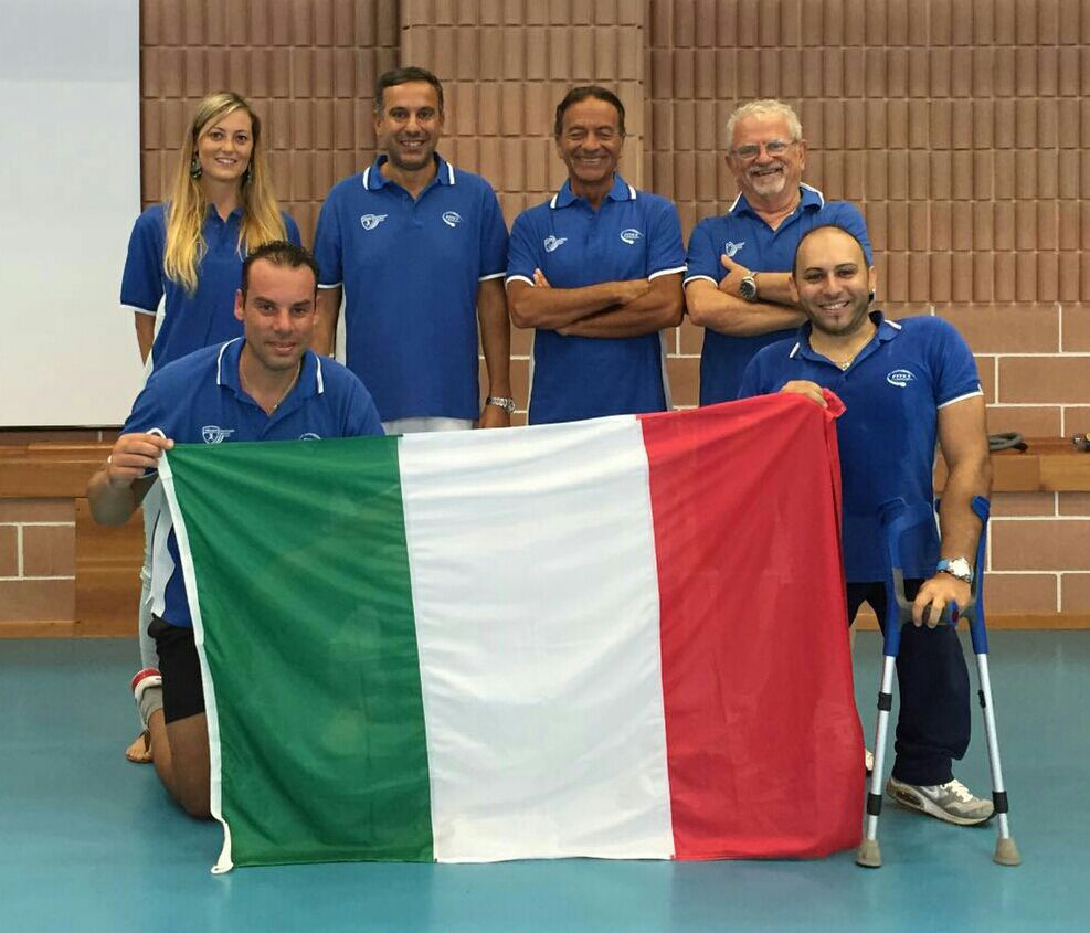 Squadra paralimpica maschile in piedi