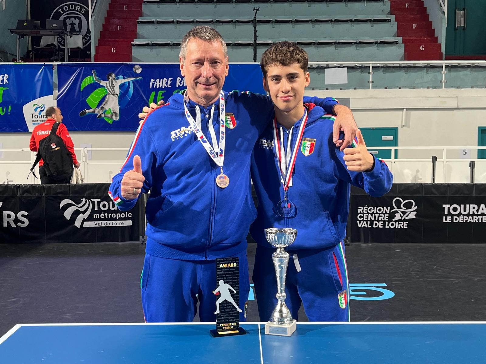Top 10 Europeo Giovanile 2025 Francesco Trevisan con Eric Angles e la coppa
