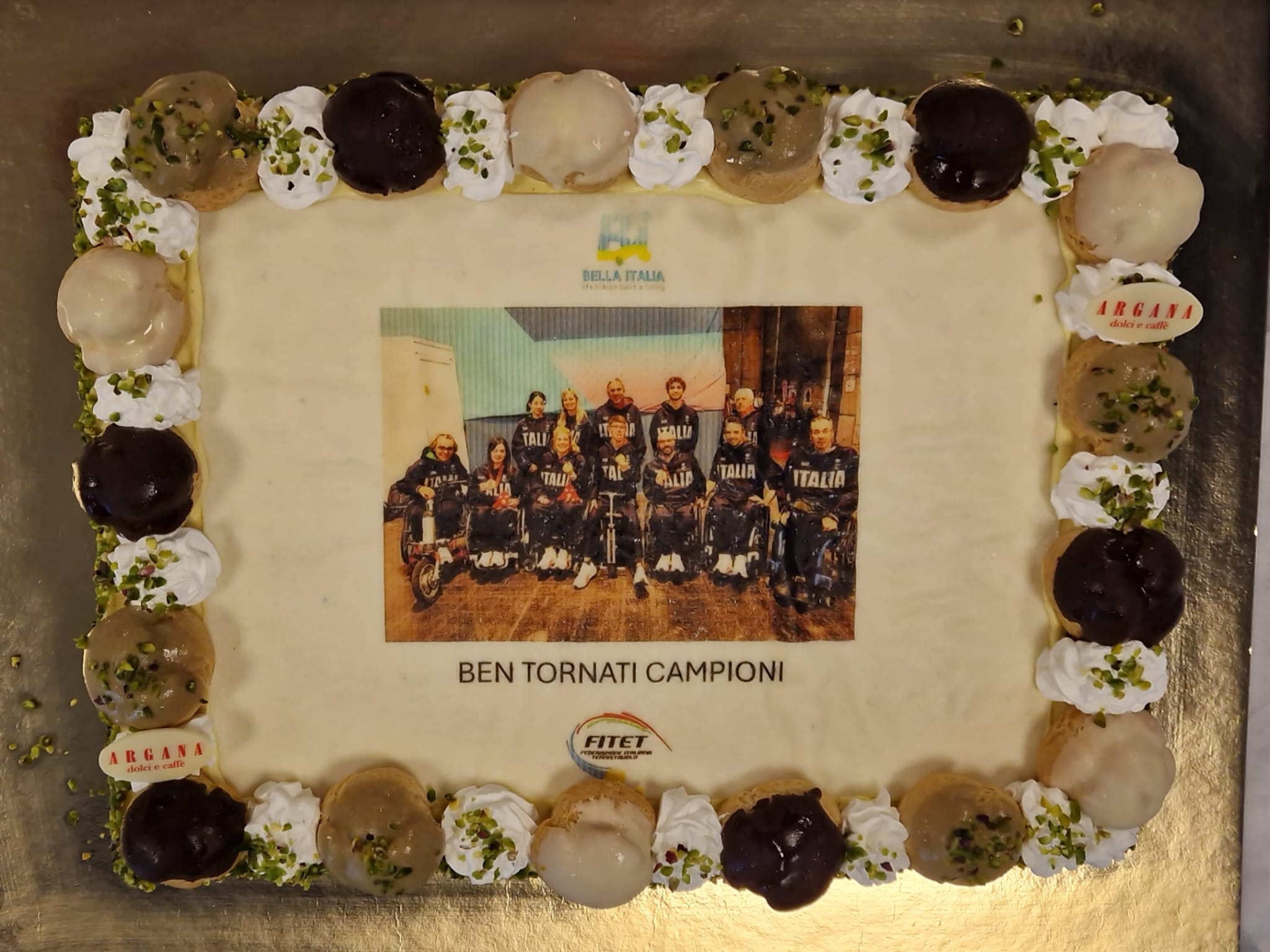 Torta per i medagliati delle Paralimpiadi di Parigi 2024