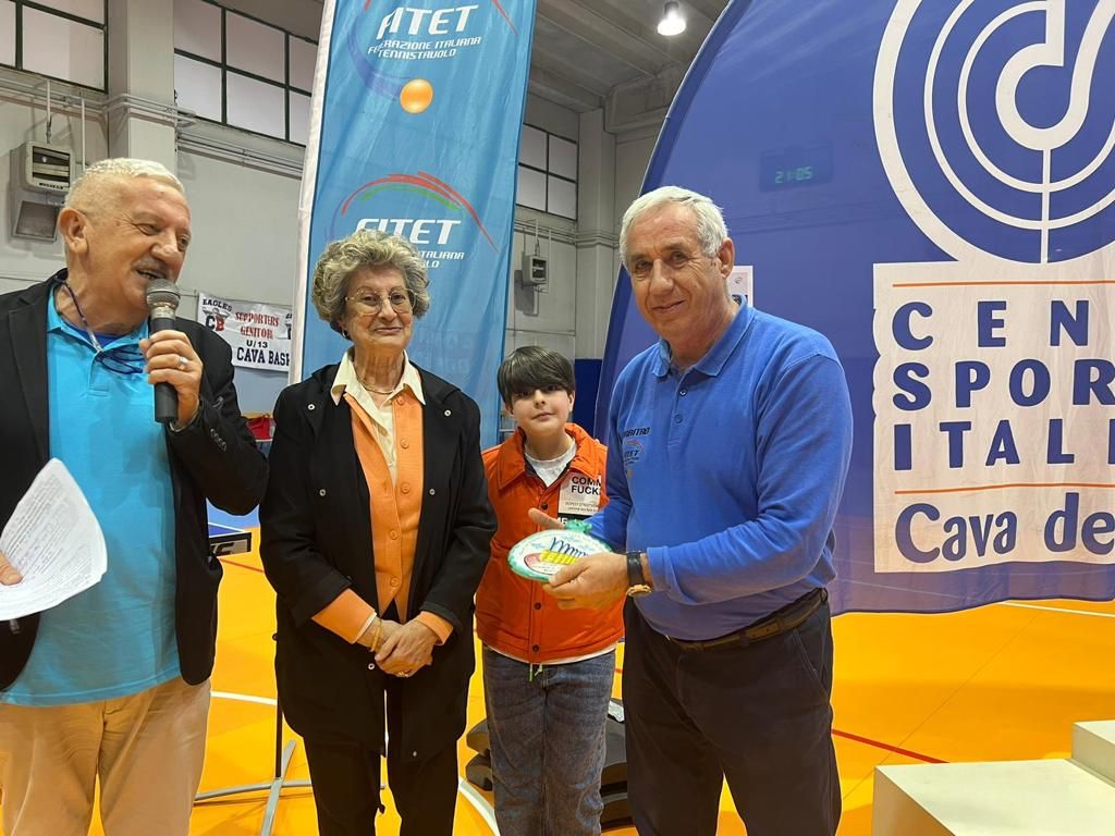 Trofeo Mauro e Gino Avella 2023 Giuseppe Valentino con Rosanna Avella e il nipote Mauro