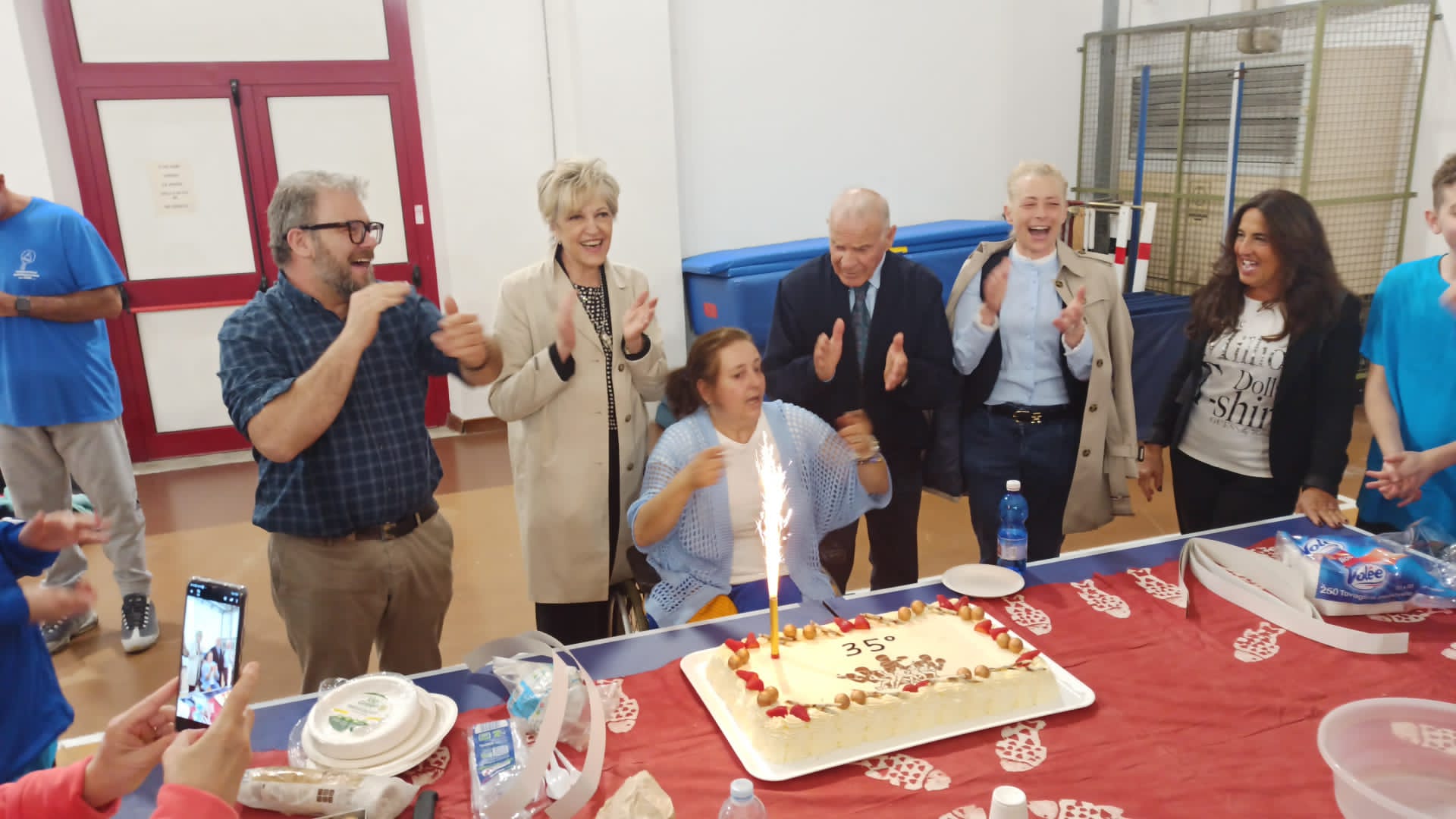 UPR Montemarciano la presidente Lucia Russo davanti alla torta per la festa dei 35 anni