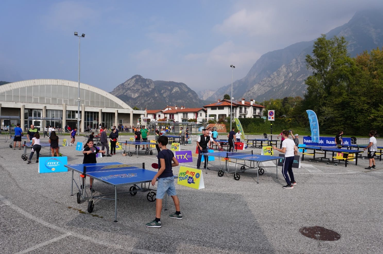 Una panoramica dei tavoli nel parcheggio di via Praviolai