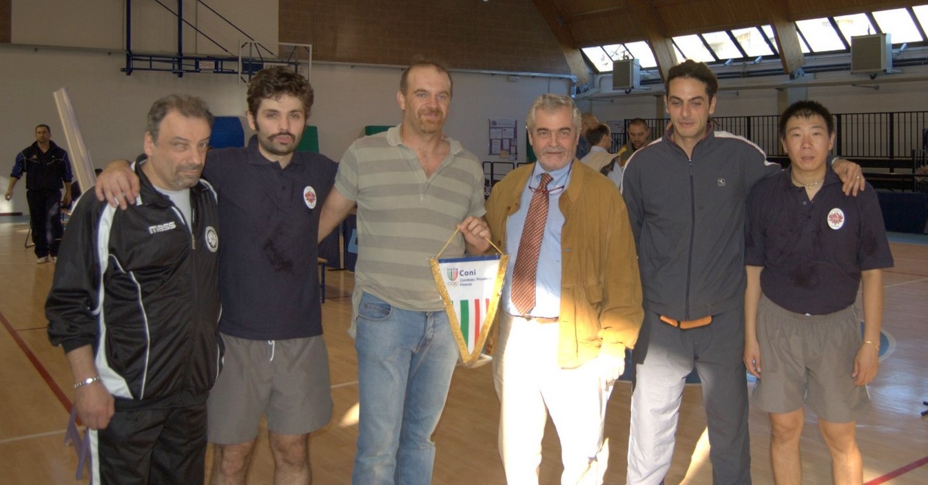 il presidente ignesti a fine gara tra gli atleti e i dirigenti del ciatt