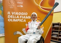 Giada_Rossi_con_la_Fiaccola_delle_Olimpiadi_di_Milano_Cortina