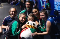 Nazionale_femminile_con_la_mascotte