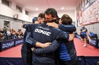Tennistavolo_Sassari_coach_Mario_Santona_abbraccia_i_suoi_ragazzi_dopo_la_vittoria_sullApuania_Carrara_2025-2026